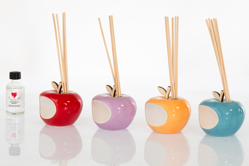 DA095 bomboniere solidali mela profumatore 4 colori serie Newton Amici di Cuorematto