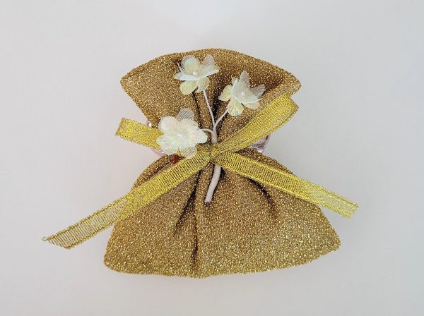 sacchetto dorato con fiori bianchi