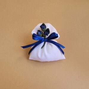 sacchettino bianco chiffon e fiori blu