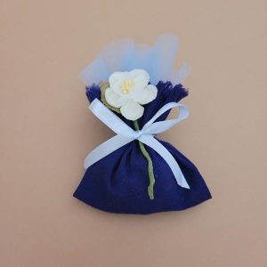 sacchetto portaconfetti blu con fiore