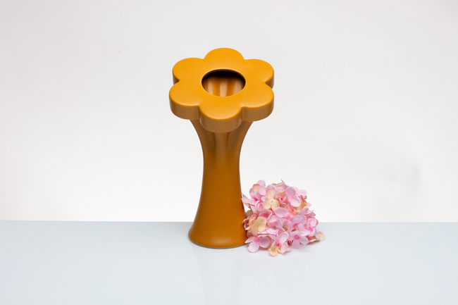 vaso per fiori alto idea regalo solidale ceramica forma fiore allungato giallo