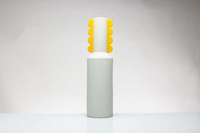vaso per fiori alto regalo solidale ceramica bianco e giallo
